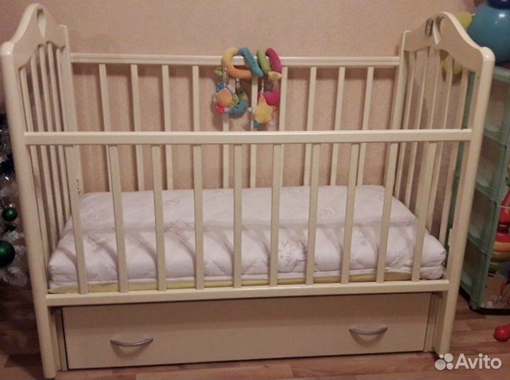Детская кроватка с маятником и ящиком