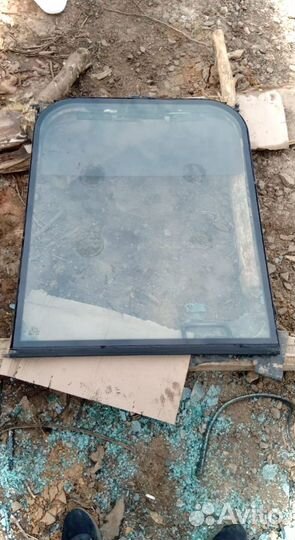 Стекло кузовное маленькое возле стрелы Hitachi