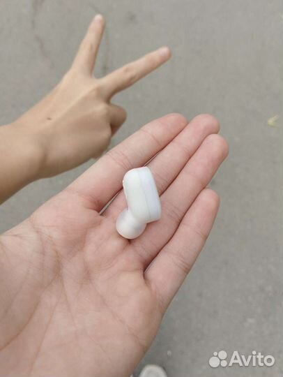 Беспроводной наушник азиата