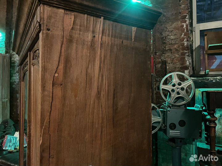 Старинный шкаф