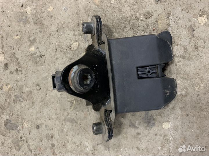 Замок багажника Skoda Octavia A5