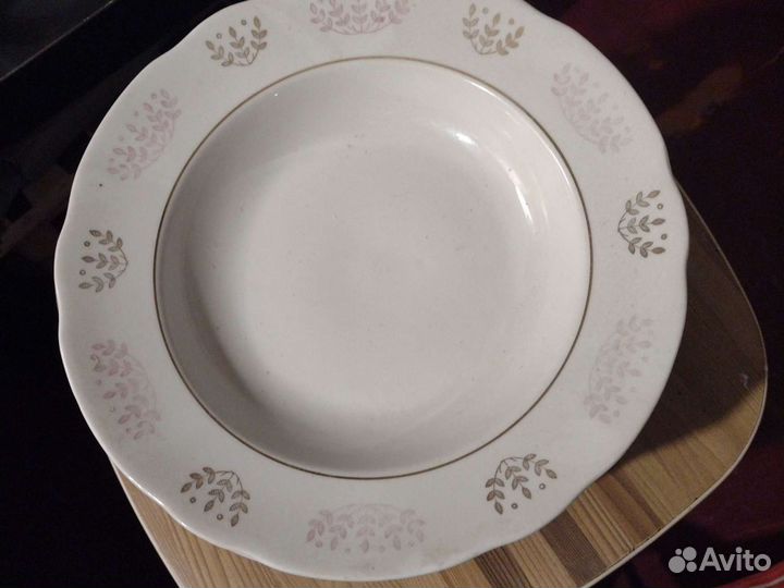 Тарелки суповые,с орнаментом и позолотой
