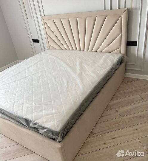 Белая кровать