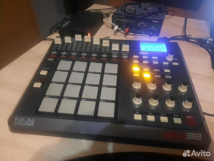 Drum pad контролер akai mpd 32