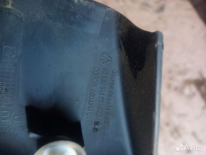 Крышка зеркала внутренняя правая Peugeot Partner