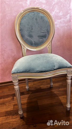 Обеденный стол и стулья в комплекте