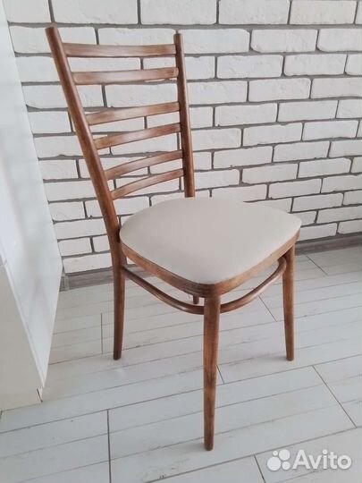 Стул деревянный ретро