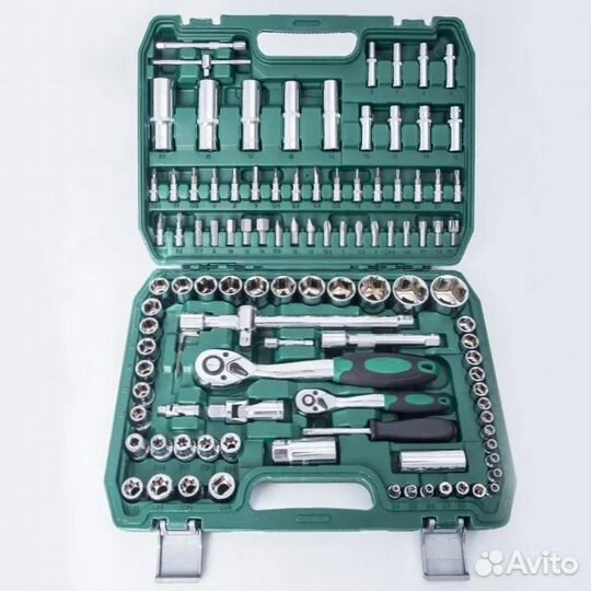 Набор инструментов в чемодане