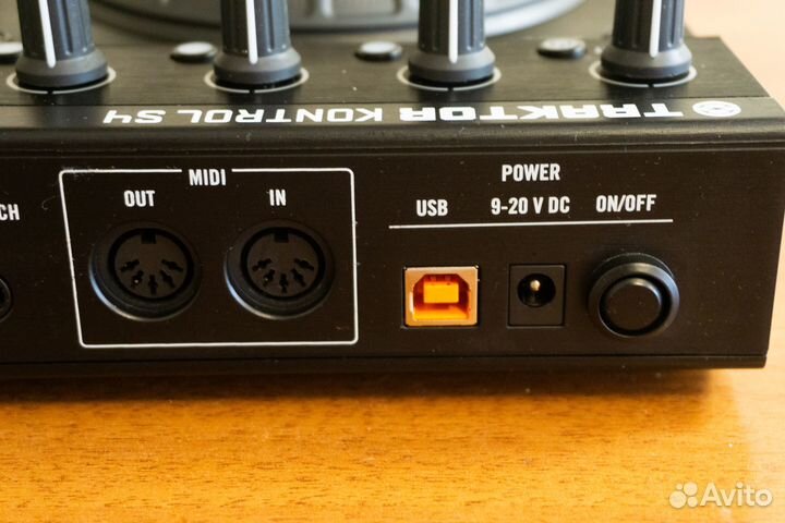 DJ контроллер traktor Kontrol S4 mk1 + кейс