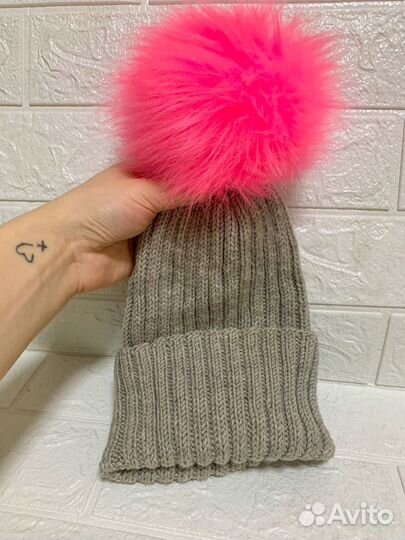 Шапка женская вязаная с розовым помпоном