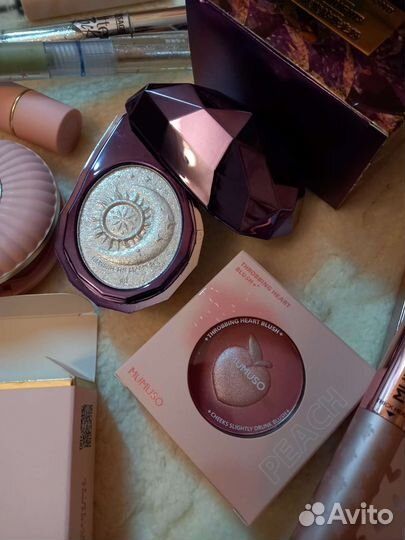 Набор косметики пудра, хайлайтер, румяна и тд