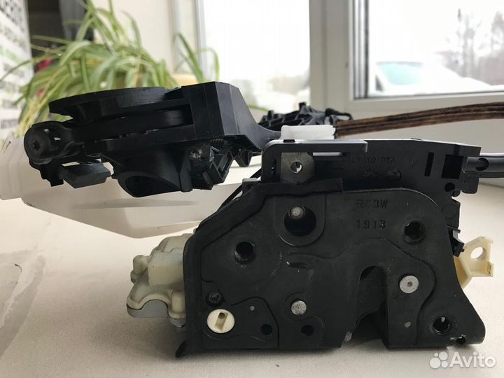 Замок двери VW Passat B6 B7 05-15