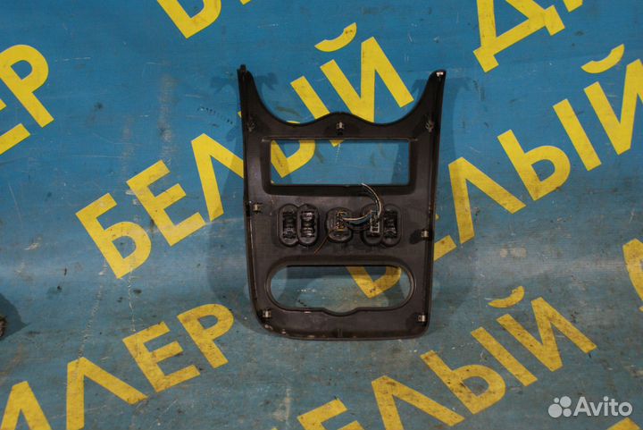 Рамка магнитолы Renault Logan