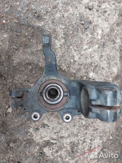 Кулак поворотный левый мазда 3