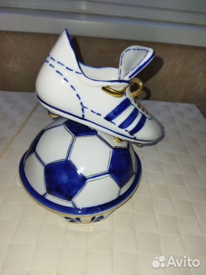 Фарфоровая статуэтка 