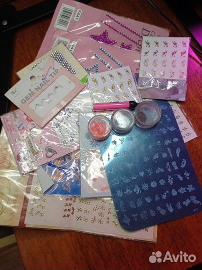 Наклейки и блёстки для ногтей