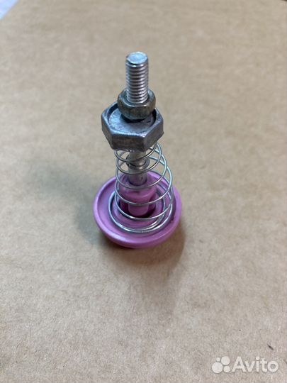 Нитенатяжитель с фиксатором нити