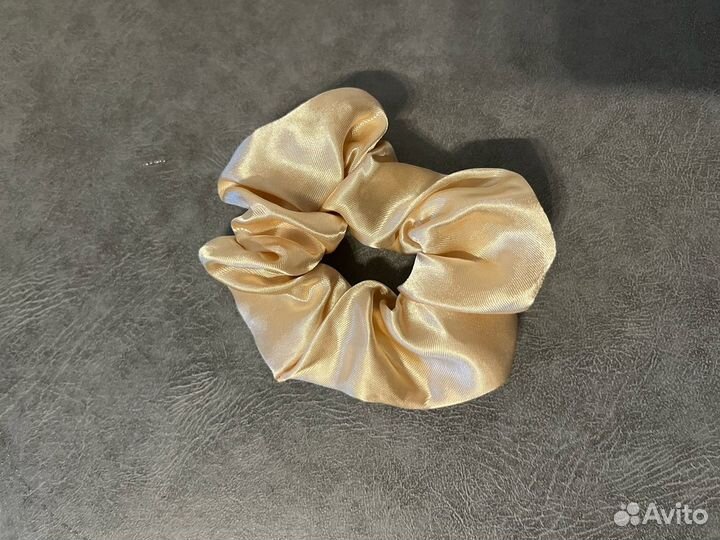 Резинка для волос бежевая