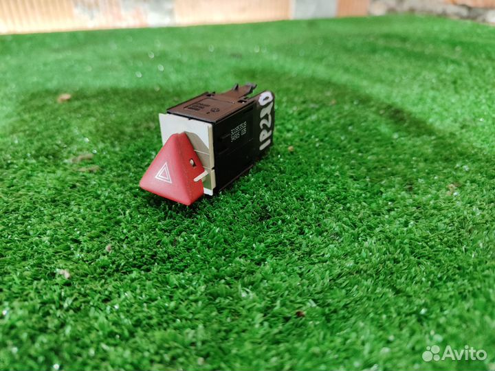 Кнопка аварийной сигнализации Volkswagen Passat B6