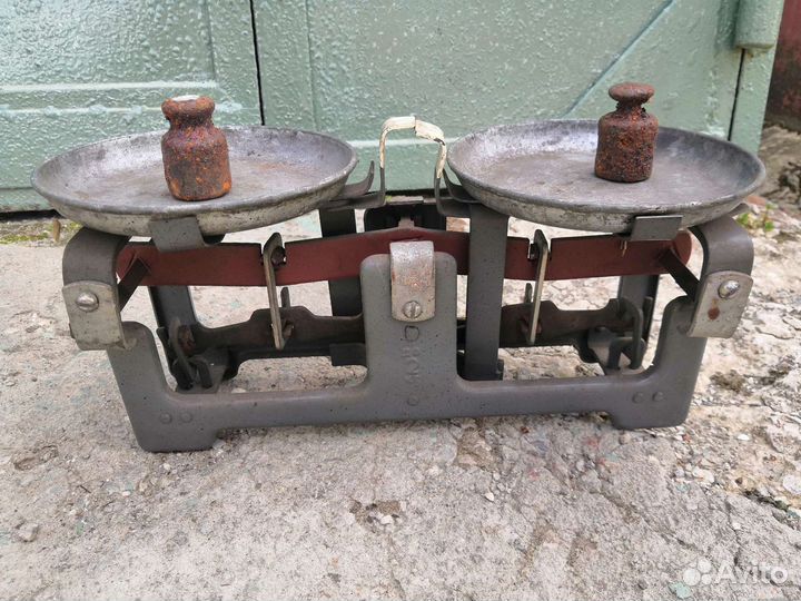 Весы с чашками