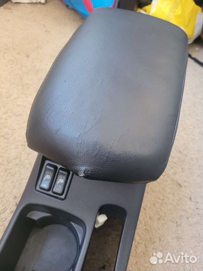 Подлокотник mitsubishi lancer 10