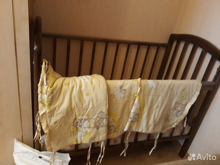 Детская кроватка с матрасом и бортиками