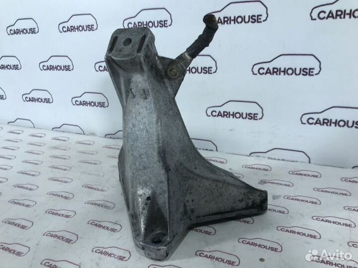 Кронштейн двигателя передний правый Audi Q5 2.0