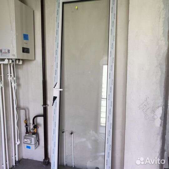 Окно и дверь на балкон