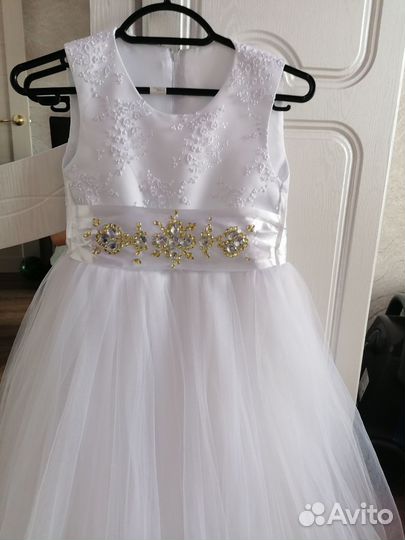 Красивое платье для девочки белое на рост 134