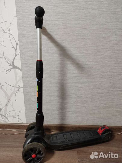 Самокат трехколесный