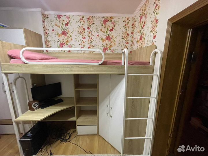 Детская кровать чердак со столом и шкафом