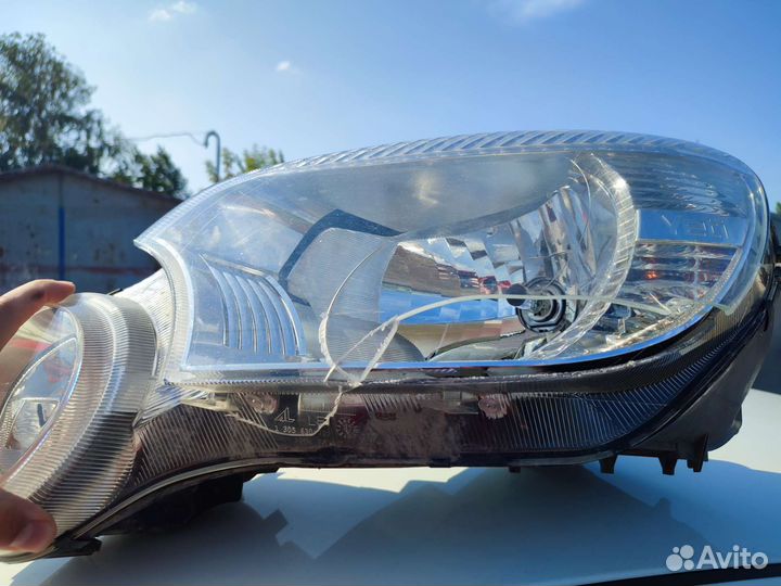 Разбитая фара левая Skoda Yeti