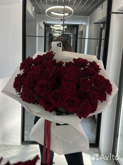 Букет красных роз,французкая вывернутая роза