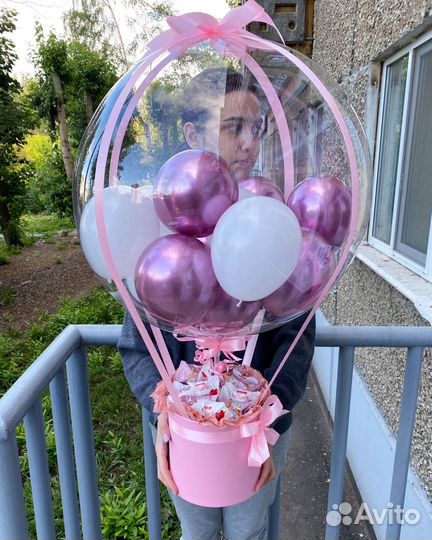 Подарок девушке с шаром и конфетами