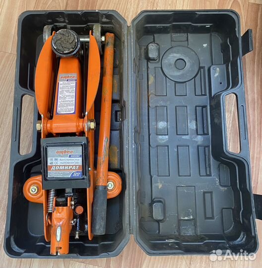 Домкрат гидравлический подкатной 2т