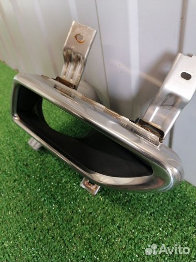 Накладка глушителя задняя левая Genesis G80 DH