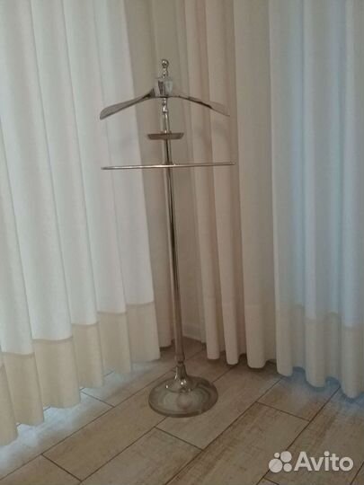 Дизайнерская металлическая вешалка для костюма