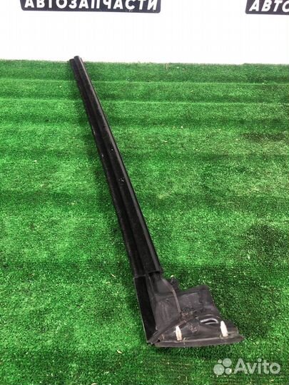 Уплотнитель стекла двери передний правый Ford