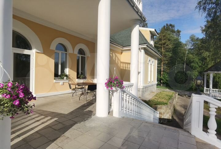 Коттедж 810 м² на участке 90 сот.