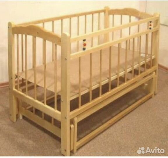 Детская кроватка с маятником