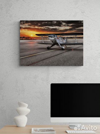 Картина с самолетом бипланом на взлетной полосе