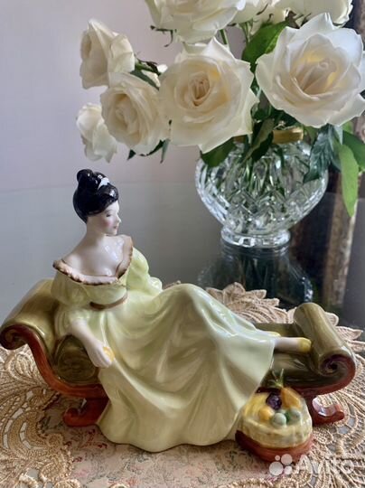 Royal Doulton фарфровая статуэтка “AT ease”