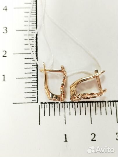 Золотые серьги с камнем