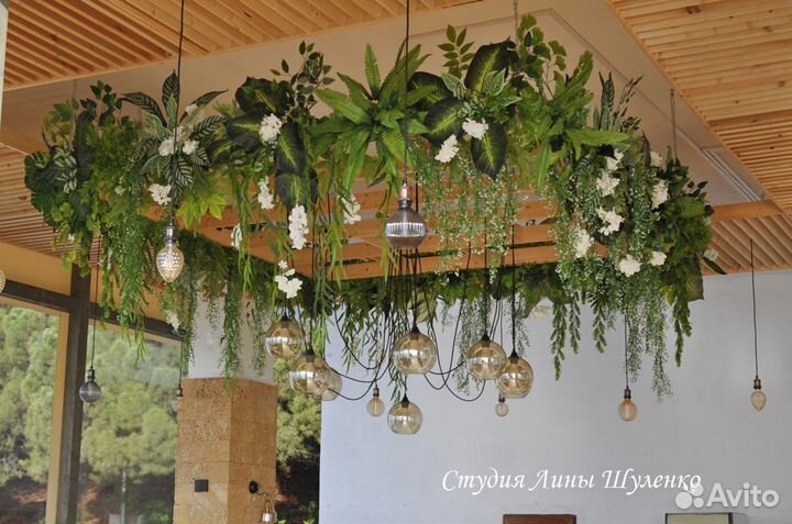 Композиция из искусственных цветов