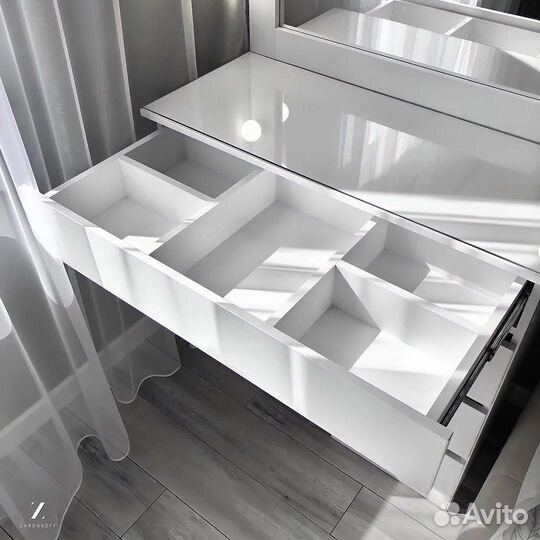 Туалетный столик визажиста с гримёрным зеркалом