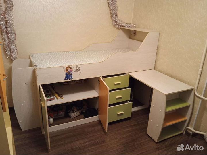 Кровать чердак со столом и шкафом