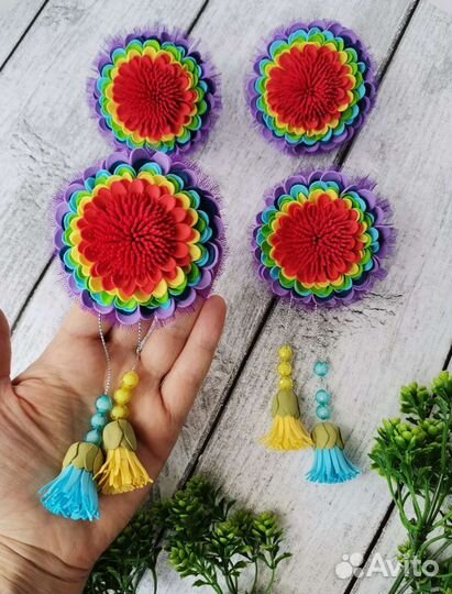 Яркие цветы для украшения прически