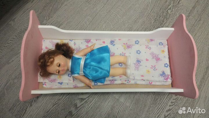 Кукла и кровать