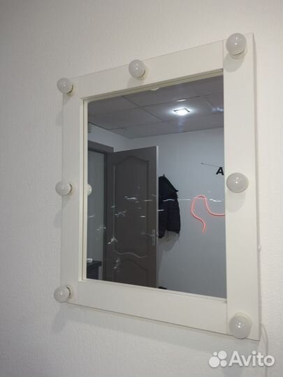 Туалетный столик с зеркалом и подсветкой