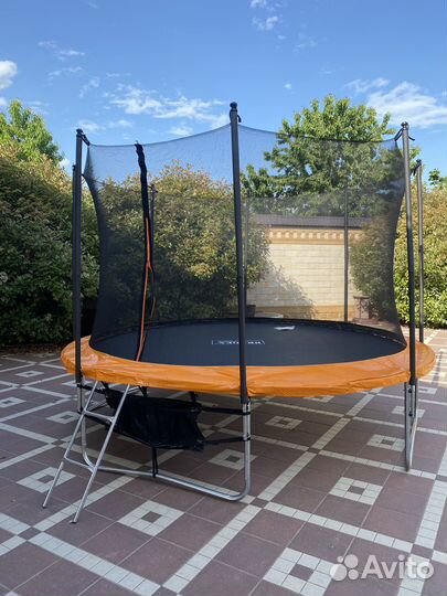 Батут с защитной сеткой